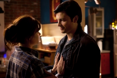 Dominion Erica Durance as Lois Lane and Tom Welling as Clark Kent in