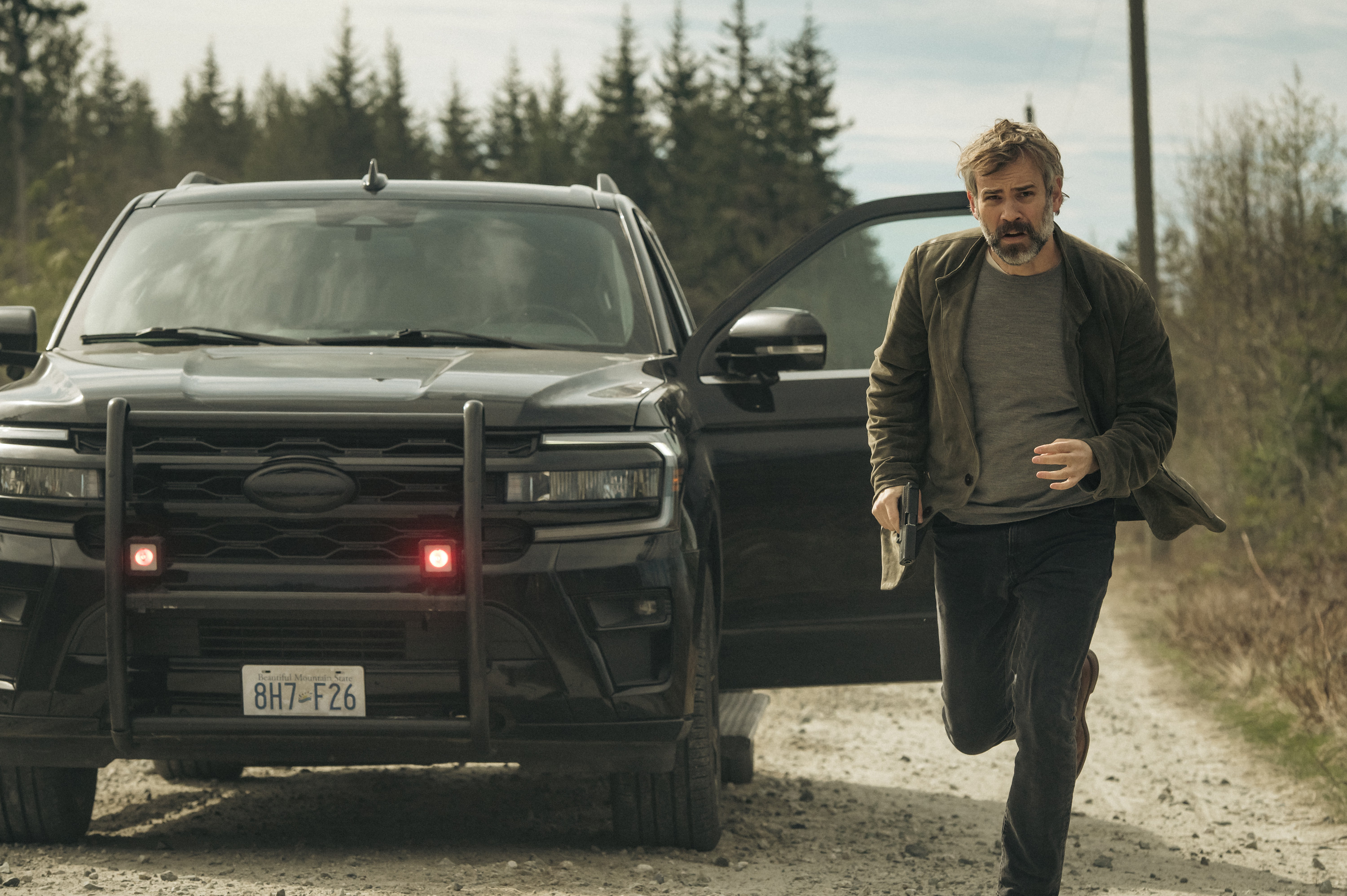 MURDER IN A SMALL TOWN: Rossif Sutherland in the “Touch of Panic” episode of MURDER IN A SMALL TOWN airing Tuesday, Oct. 22 (8:00-9:00PM ET/PT) on FOX. ©2024 Fox Media LLC. CR: Kailey Schwerman/ FOX. MURDER IN A SMALL TOWN: Rossif Sutherland in the “Touch of Panic” episode of MURDER IN A SMALL TOWN airing Tuesday, Oct. 22 (8:00-9:00PM ET/PT) on FOX. ©2024 Fox Media LLC. CR: Kailey Schwerman/ FOX.