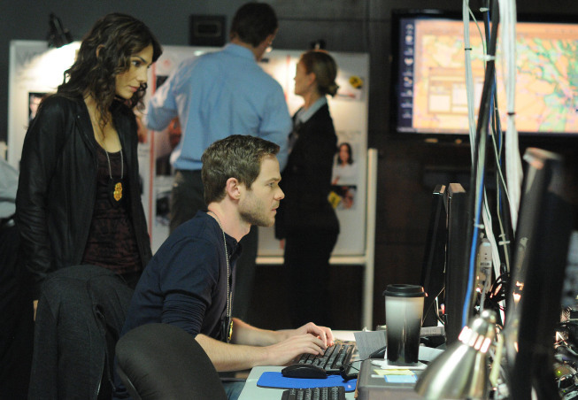 THE FOLLOWING: FBI agents Parker (Annie Parisse, L) and Weston (Shawn Ashmore, R) uncover clues in the "The Siege" episode of THE FOLLOWING airing Monday, Feb. 18 (9:00-10:00 PM ET/PT) on FOX. ©2013 Fox Broadcasting Co. CR: Nicole Rivelli/FOX THE FOLLOWING: FBI agents Parker (Annie Parisse, L) and Weston (Shawn Ashmore, R) uncover clues in the "The Siege" episode of THE FOLLOWING airing Monday, Feb. 18 (9:00-10:00 PM ET/PT) on FOX. ©2013 Fox Broadcasting Co. CR: Nicole Rivelli/FOX