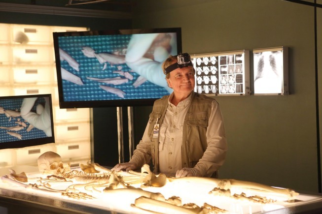 BONES:  Dave Thomas guest-stars in the "The Blood from the Stones" episode of BONES airing Monday, March 25 (8:00-9:00 PM ET/PT) on FOX.  ©2013 Fox Broadcasting Co.  Cr:  Patrick McElhenney/FOX BONES:  Dave Thomas guest-stars in the "The Blood from the Stones" episode of BONES airing Monday, March 25 (8:00-9:00 PM ET/PT) on FOX.  ©2013 Fox Broadcasting Co.  Cr:  Patrick McElhenney/FOX
