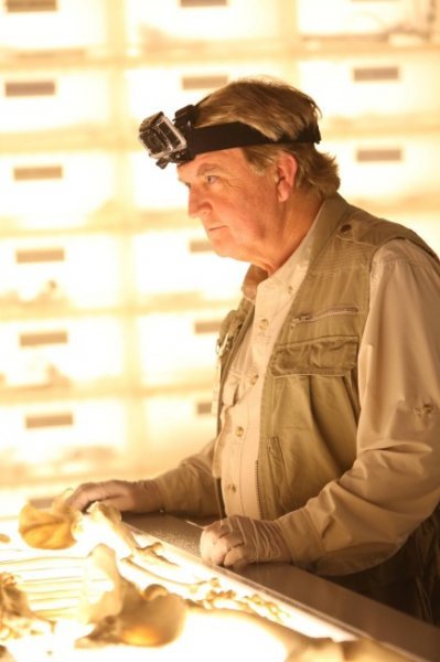 BONES:  Dave Thomas guest-stars in the "The Blood from the Stones" episode of BONES airing Monday, March 25 (8:00-9:00 PM ET/PT) on FOX.  ©2013 Fox Broadcasting Co.  Cr:  Patrick McElhenney/FOX BONES:  Dave Thomas guest-stars in the "The Blood from the Stones" episode of BONES airing Monday, March 25 (8:00-9:00 PM ET/PT) on FOX.  ©2013 Fox Broadcasting Co.  Cr:  Patrick McElhenney/FOX