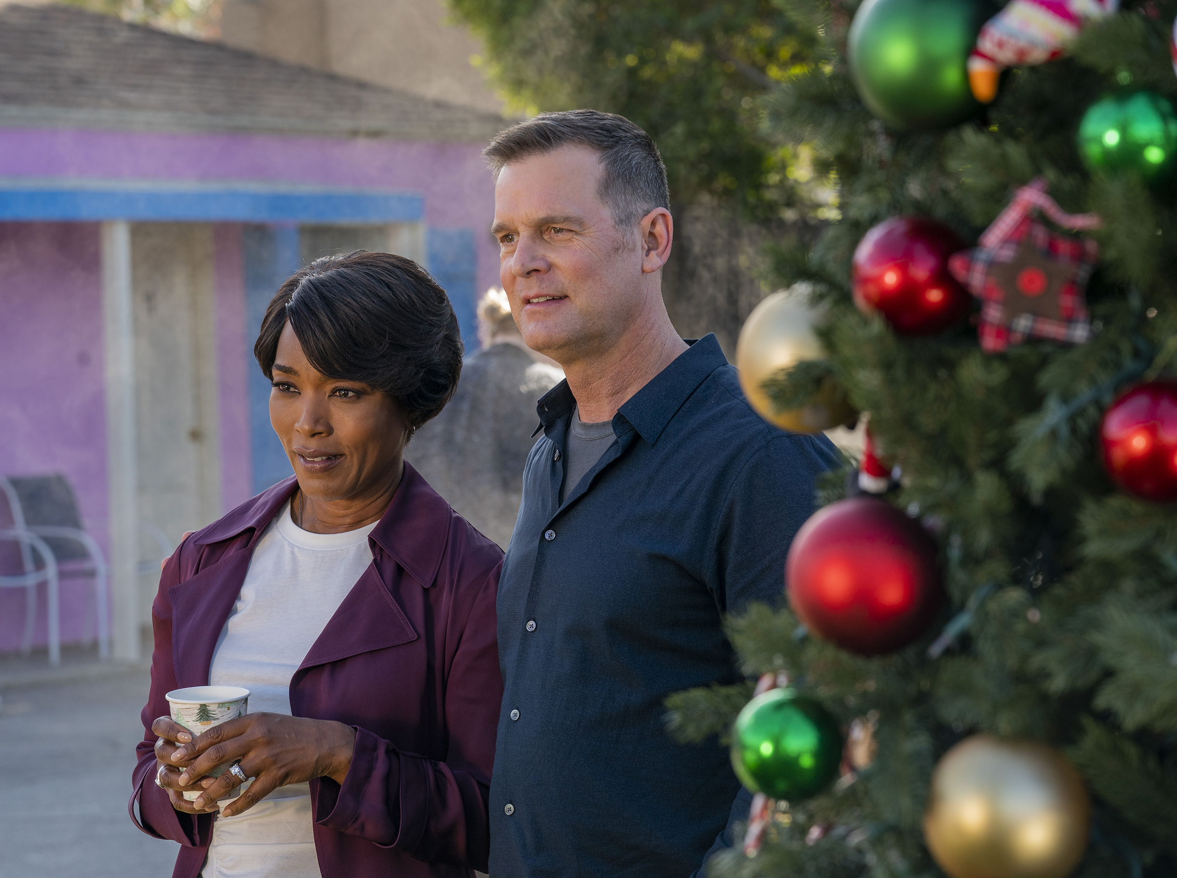 9-1-1: L-R: Angela Bassett and Peter Krause in the “Wrapped In Red” episode of 9-1-1 airing Monday, Dec. 6 (8:00-9:00 PM ET/PT) on FOX. CR: Jack Zeman / FOX.CR: © 2022 FOX Media LLC. 9-1-1: L-R: Angela Bassett and Peter Krause in the “Wrapped In Red” episode of 9-1-1 airing Monday, Dec. 6 (8:00-9:00 PM ET/PT) on FOX. CR: Jack Zeman / FOX.CR: © 2022 FOX Media LLC.