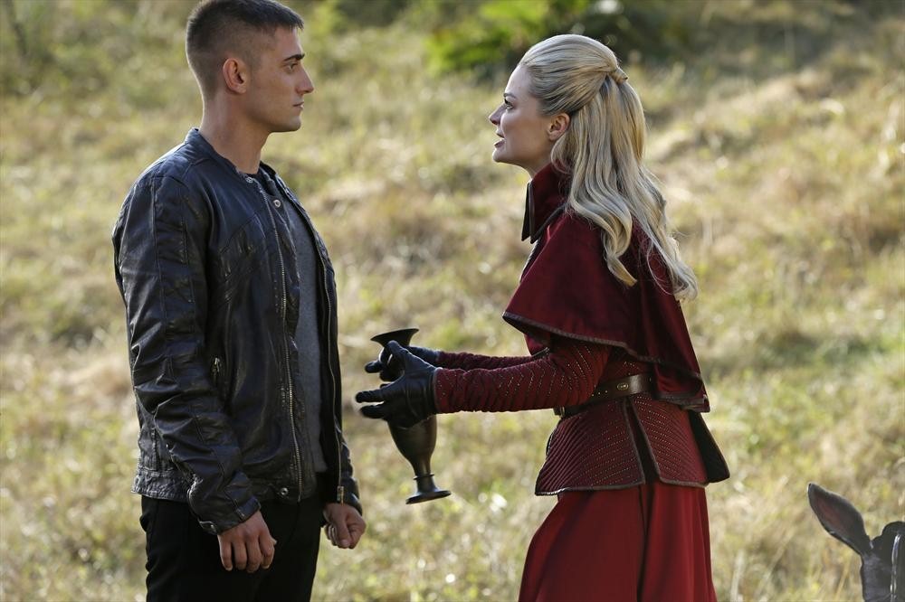 Once Upon A Time In Wonderland: “Home” Preview Images