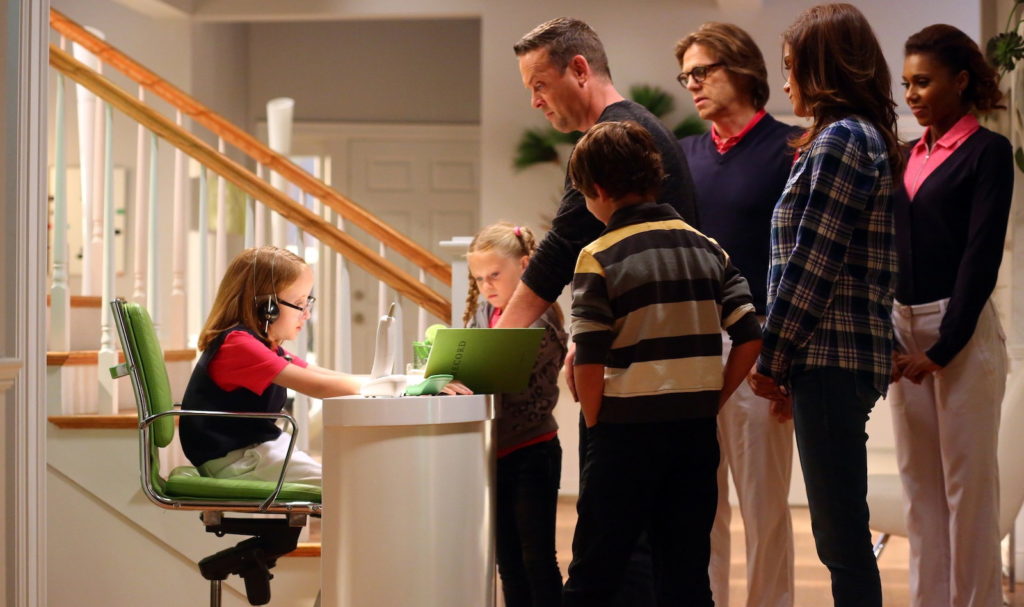 The Neighbors: Why You Should Stream ABC’s Dearly Departed Alien Comedy the neighbors abc