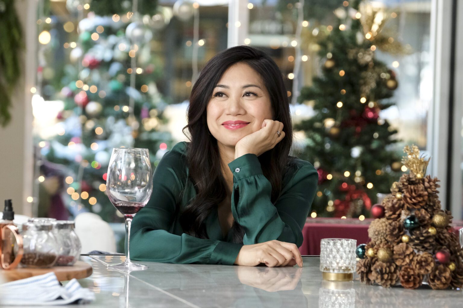 Tonight: Liza Lapira Stars in “Must Love Christmas”